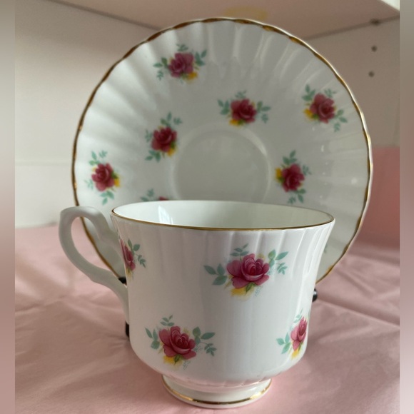 VTG Royal Stafford Ribbed Bone China Teacup and Saucer White with Pink Rosebuds - Picture 2 of 5